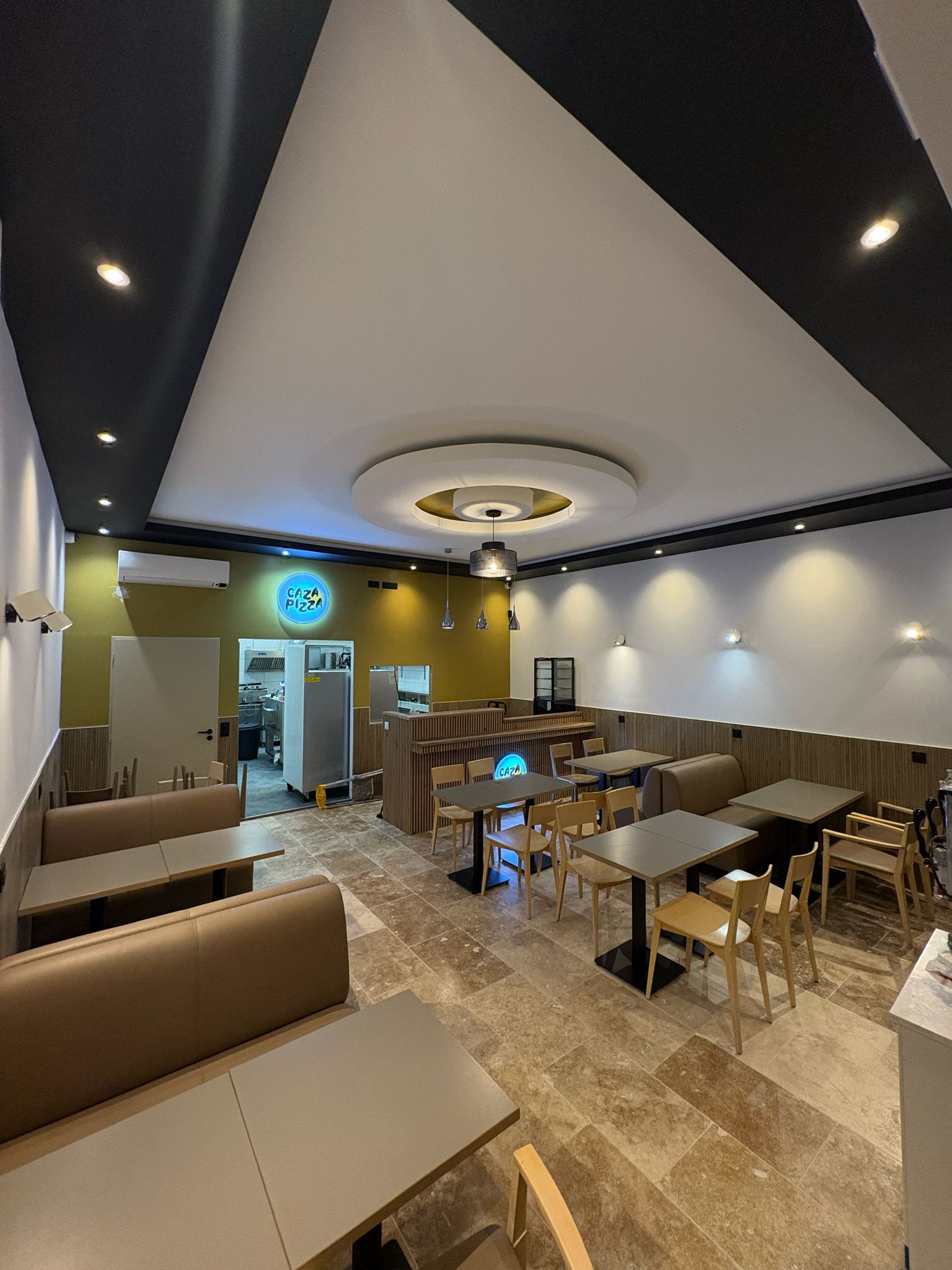 Salle du restaurant Caza Pizza à Sorgues